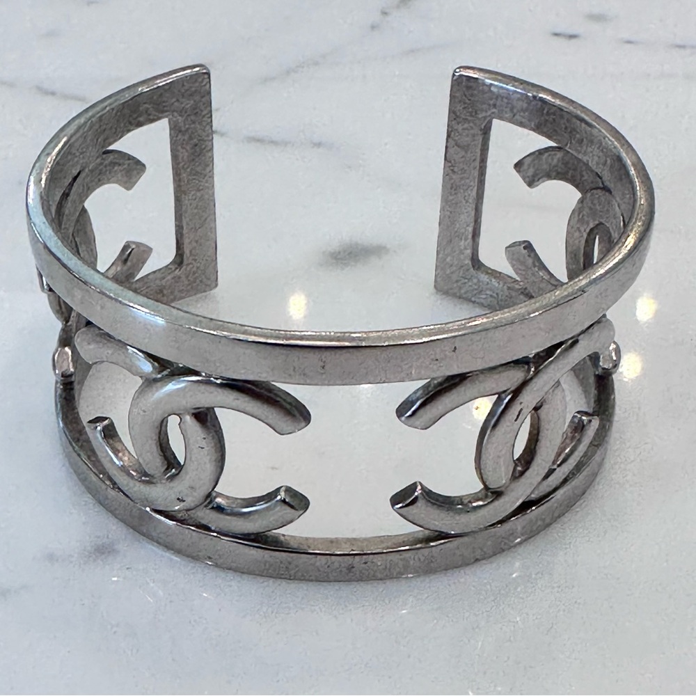 CHANEL Silver Openwork
Chanel CC silver-tone open cuff bracelet